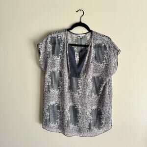 Cabi Purple + Blue Contrast Print Floral Hatch V Neck Short Sleeve Blouse Medium